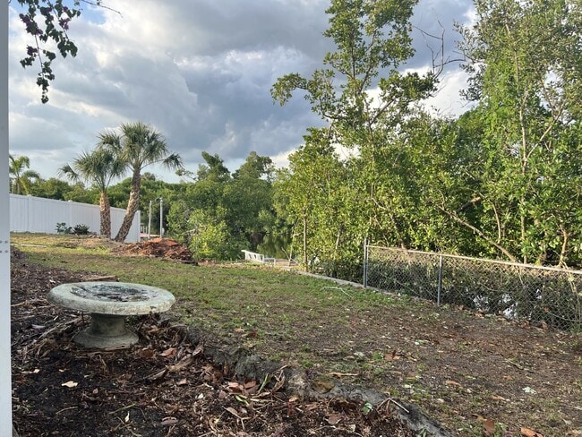 Building Photo - Saltwater canal home