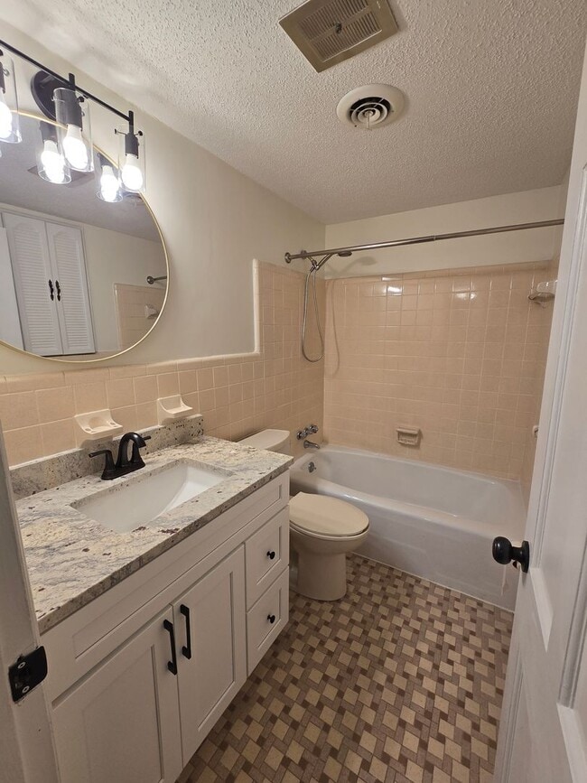 Building Photo - NEW LISTING!!!!!