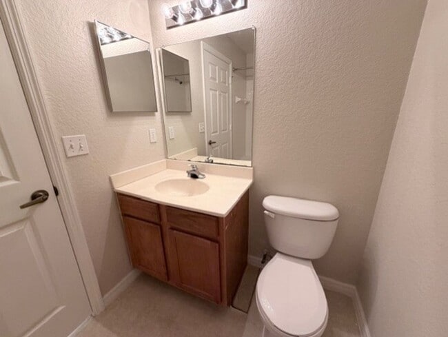 Building Photo - 3 bed 2 bath Townhome in Resort Style Community Near The Loop