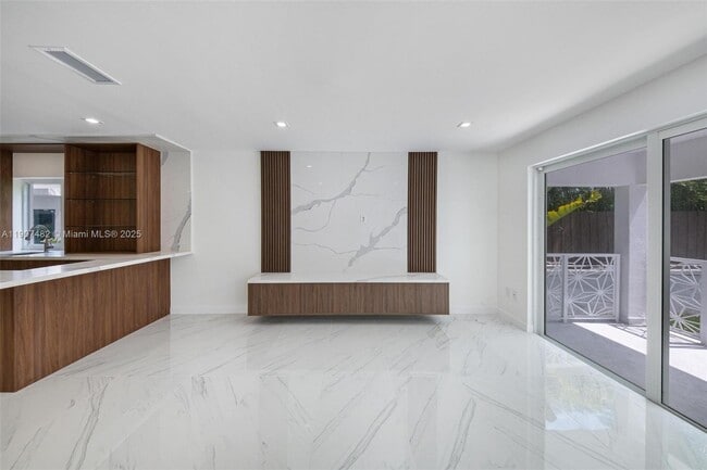 Building Photo - 242 Palm Ave