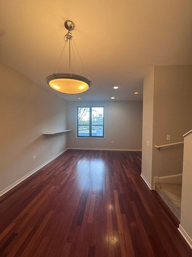 Building Photo - Modern 3BD/3BA Townhome Near North side wi...
