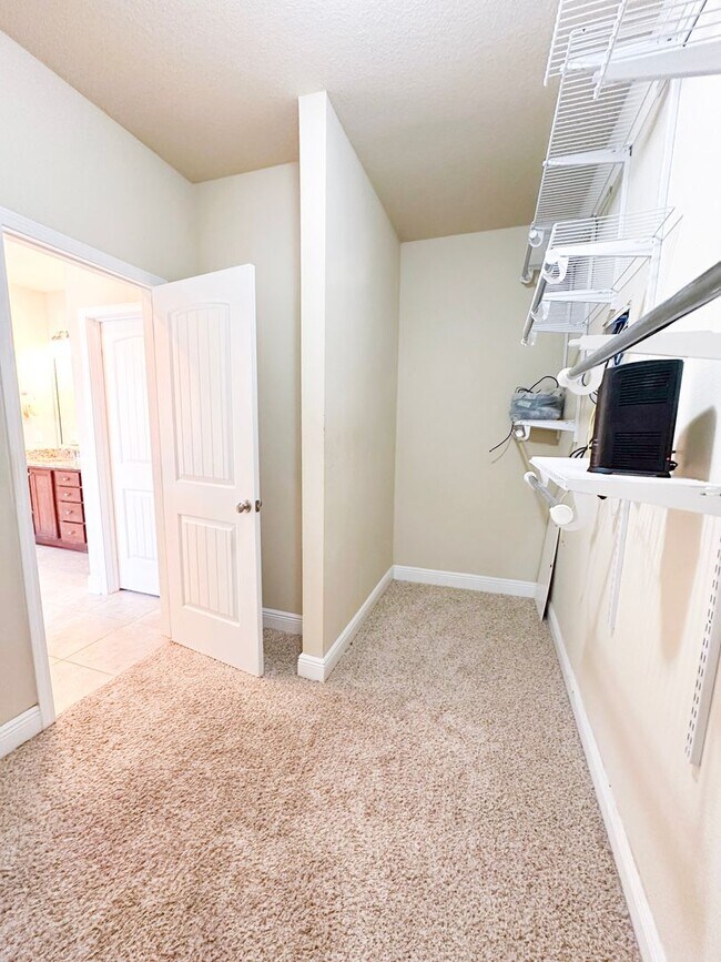 Building Photo - Well maintained 4 bedroom home with 2 car garage