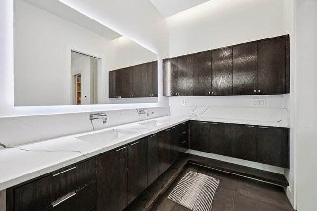 Building Photo - 8635 San Leandro Dr