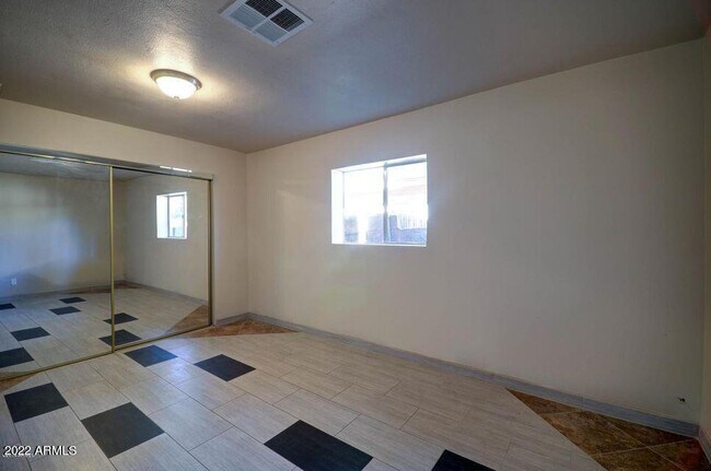 Building Photo - 1365 W 1st Pl