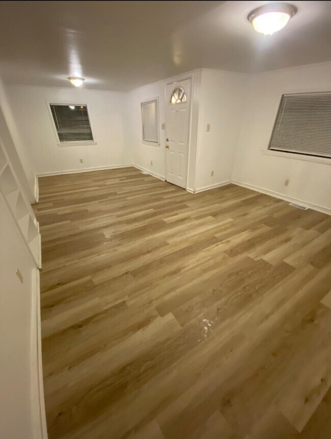 Building Photo - 1015 Richmond St