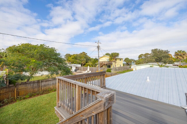 Building Photo - 1036 NE Wright Ave