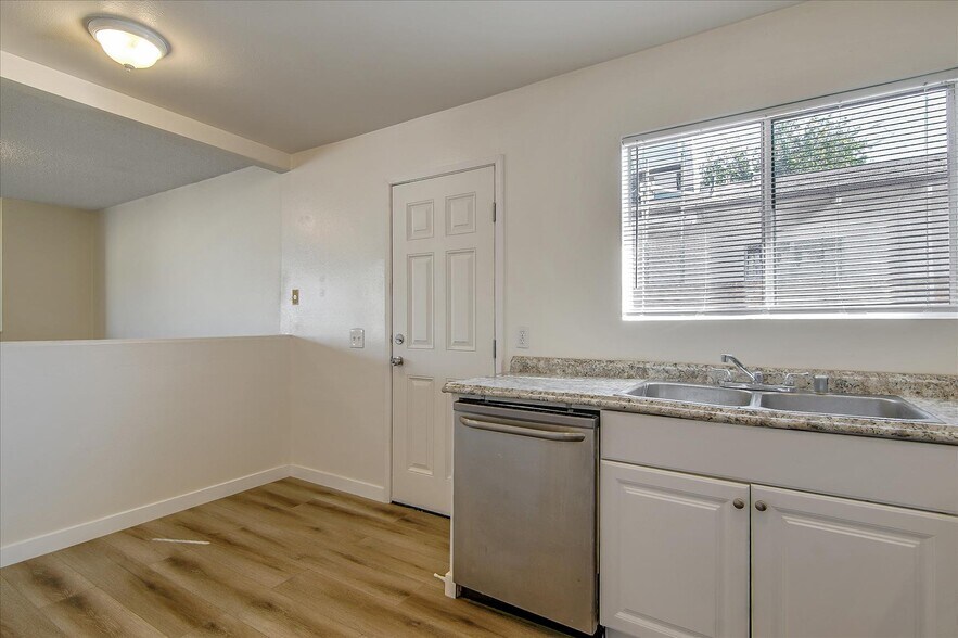 Building Photo - 9223 Langdon Ave