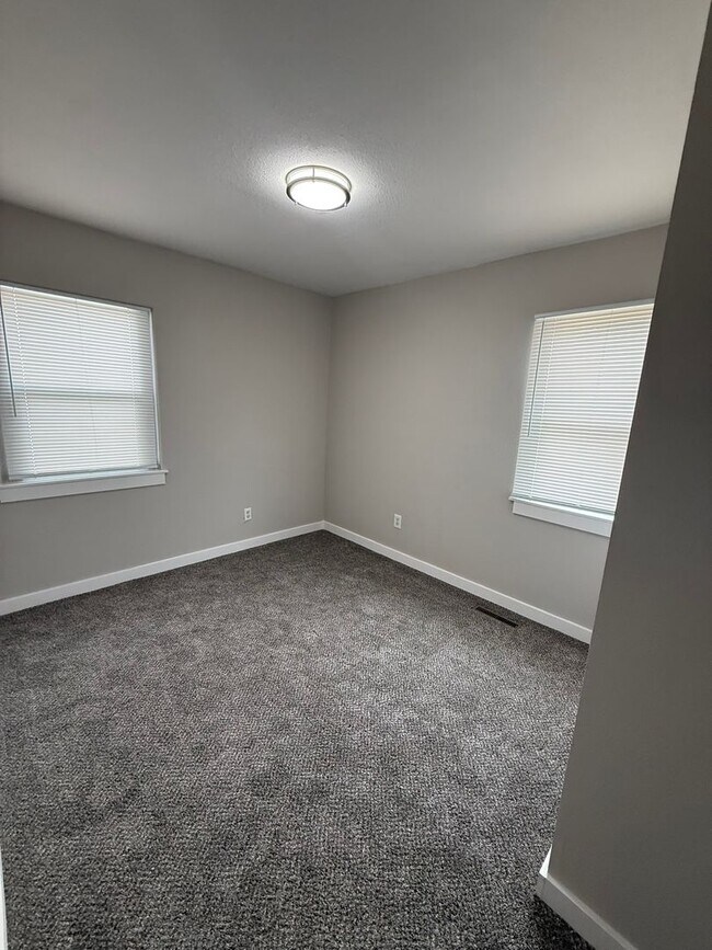 Building Photo - 2/1 Updated Hillyard Home