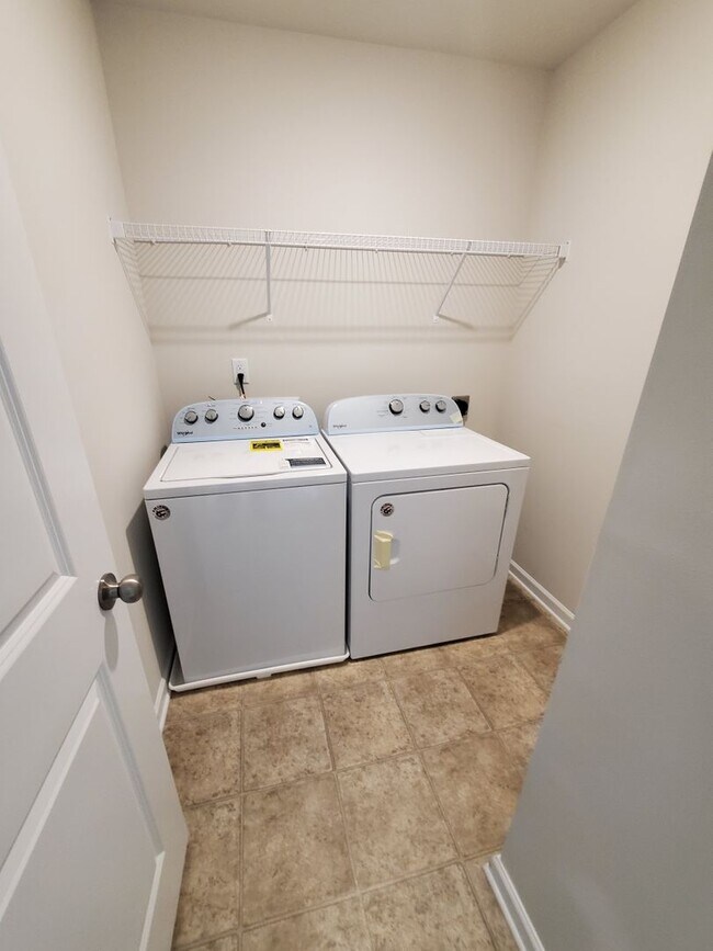 Building Photo - 3 bedroom townhome in university