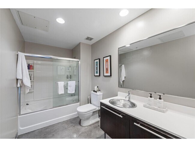 Building Photo - 700 N Washington Ave