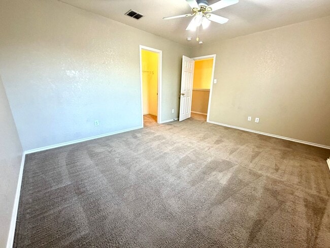 Building Photo - Spacious 3 Bed / 2.5 Bath Home with Large Yard & Lawn Care Included