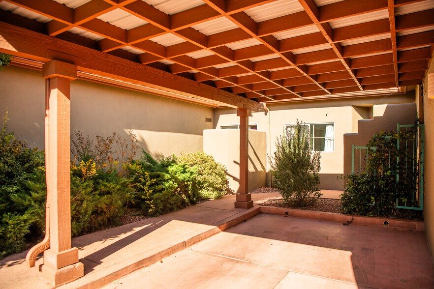 Building Photo - 102 Pine Leaf Ln