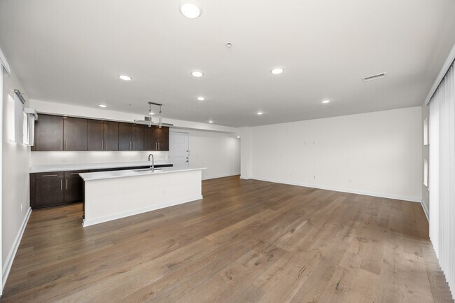 Building Photo - 462 W Stadium Blvd