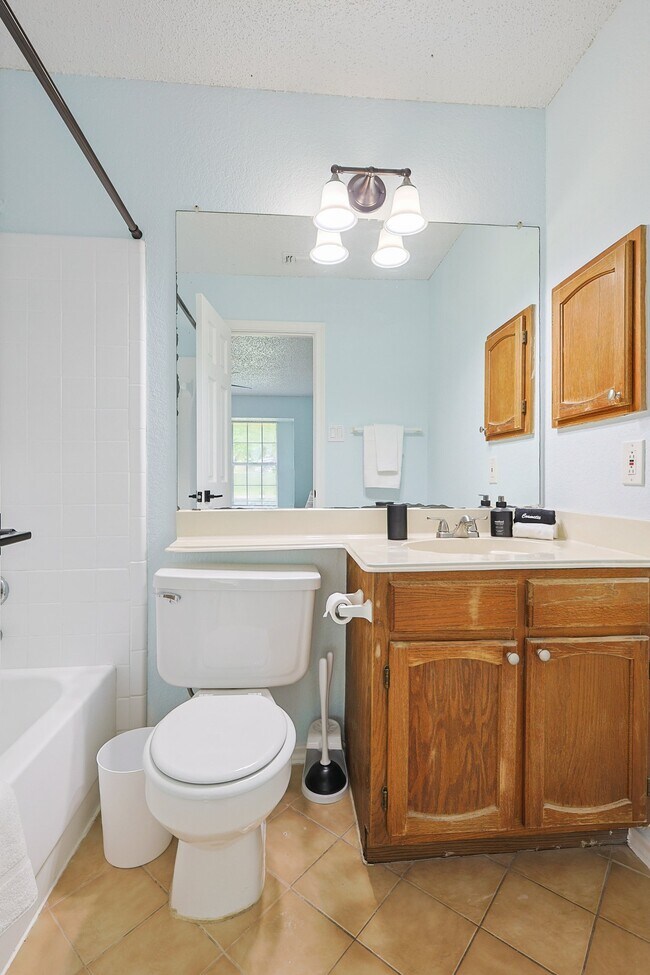 Building Photo - 2502 High Hollow Dr