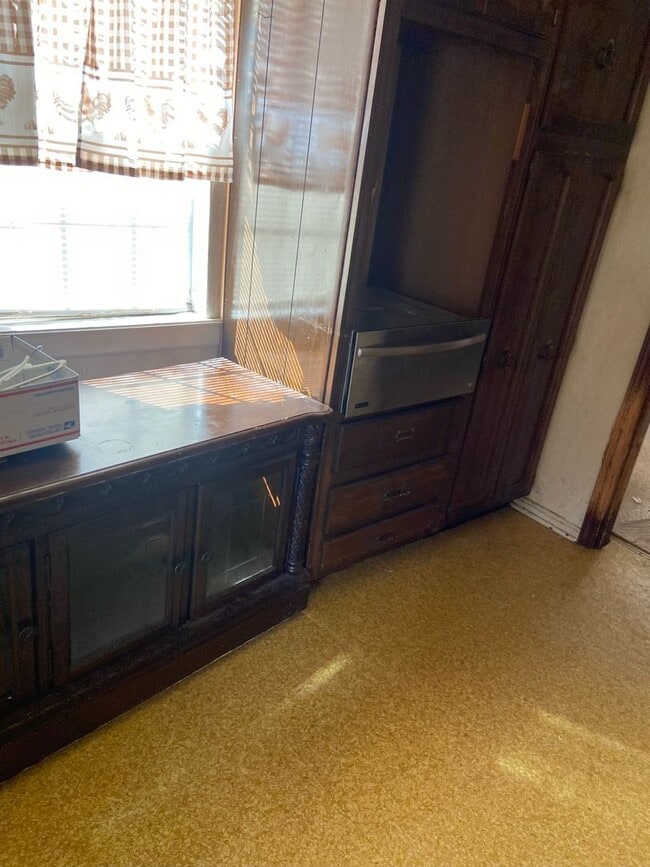 Building Photo - Lease to Purchase! Make Ready Home!