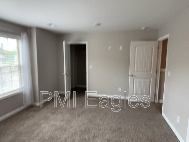 Building Photo - 135 Country Ln