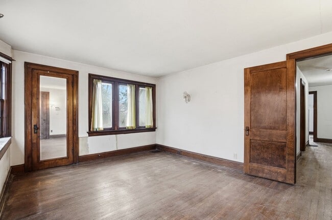 Building Photo - Private House on iuka ave Ravine – Central Campus – Newly Renovated - Flexible Pricing