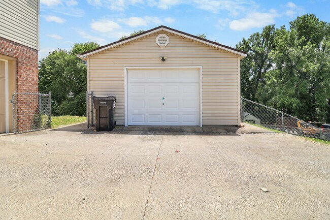 Building Photo - 704 Jace Dr
