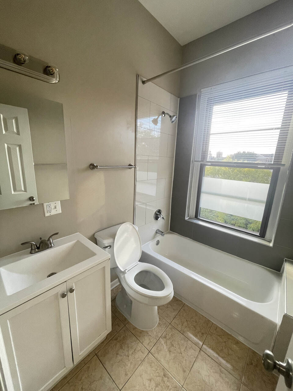 Building Photo - 1032 W Leland Ave