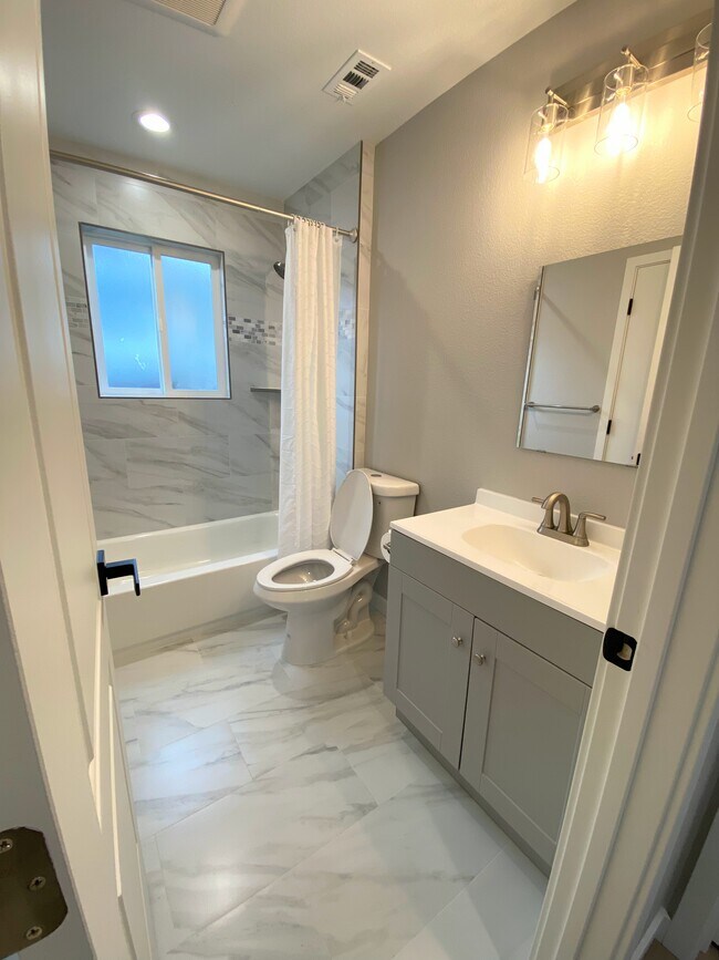 Building Photo - 1236 Hollyburne Ave