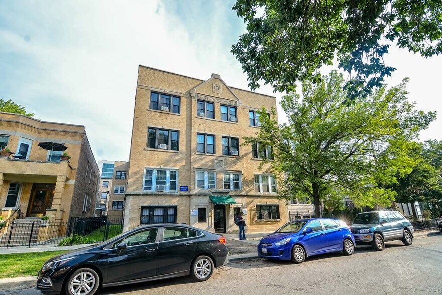Primary Photo - 821 W Waveland Ave