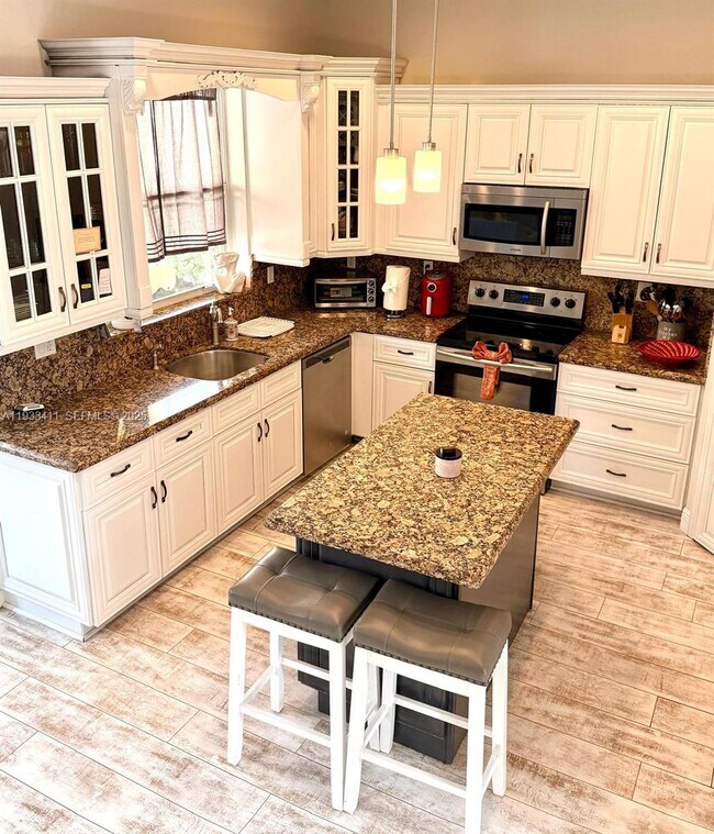 Building Photo - 3729 SW 51st St