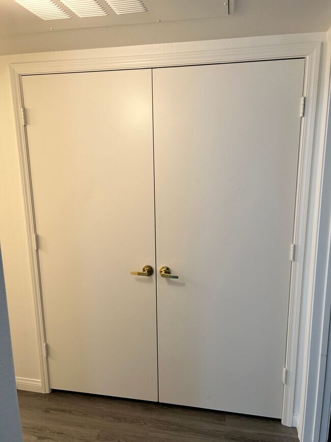 Building Photo - Charming 1 bedroom Condo with full size Ga...