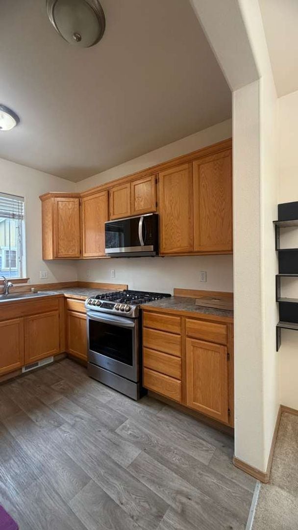Building Photo - Spacious 3 Bedroom, 3 Bath End-Unit Condo – Parkview Village, Lynnwood