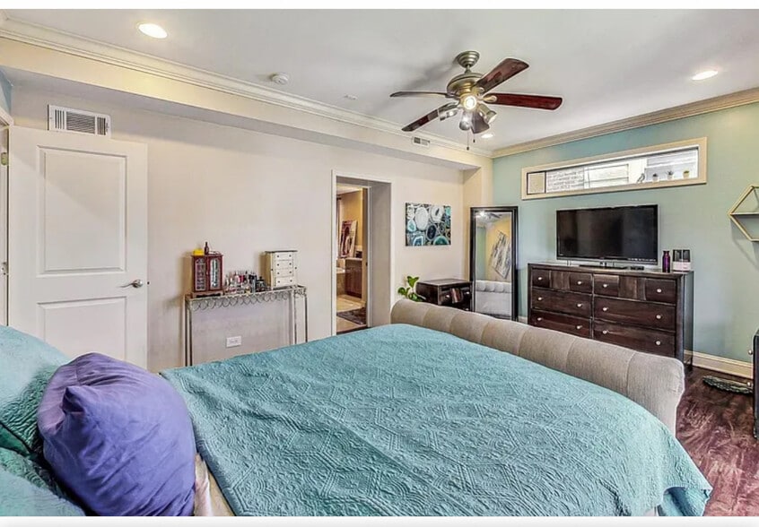 Owner Suite - 8145 S Prairie Ave