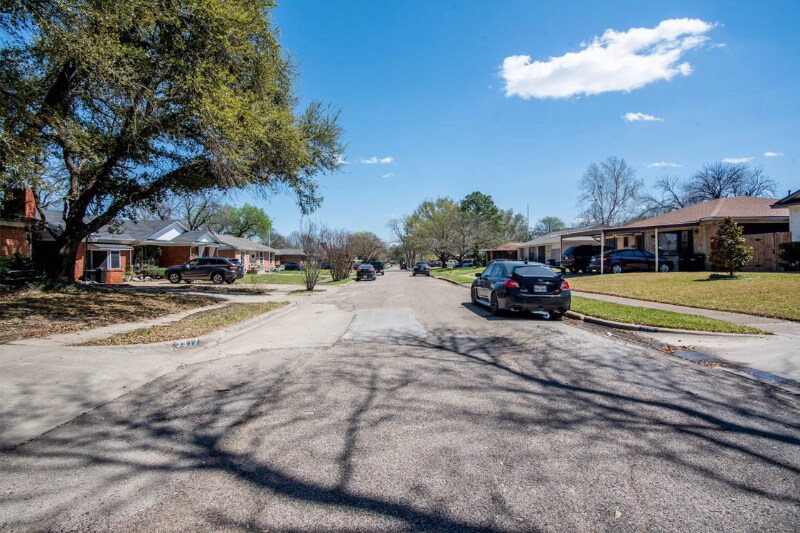 Building Photo - 3521 Hilton Dr