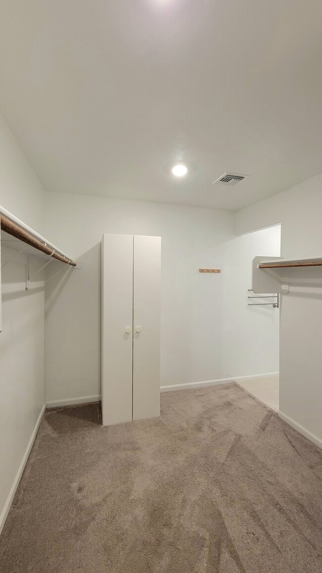 Building Photo - 7152 W Vineridge Dr