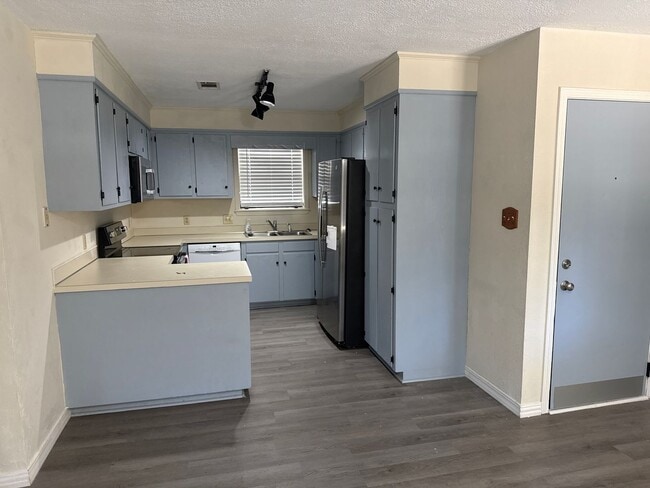 Building Photo - 1742 Byron Dr