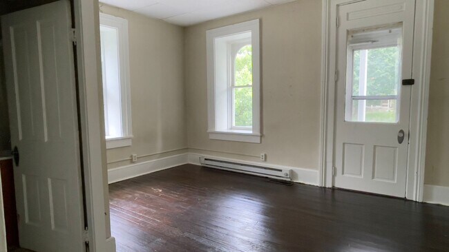 Building Photo - Historic, Upstairs One Bedroom Apartment