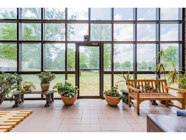 Building Photo - Spacious one-bedroom, one-bath condo in a fantastic St. Paul location!