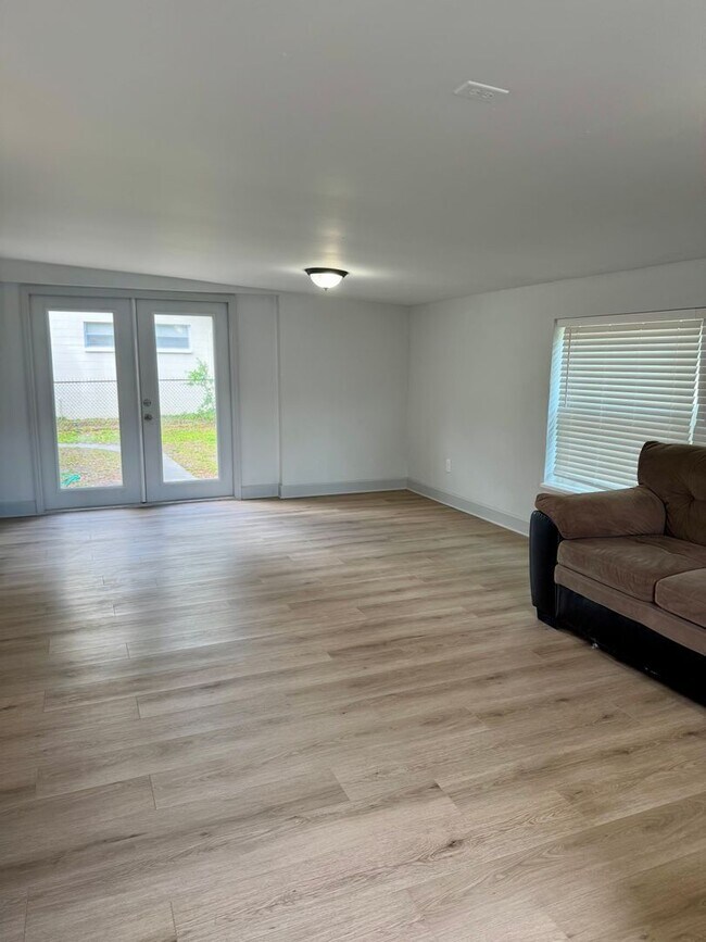 Building Photo - Remodeled Tampa Home