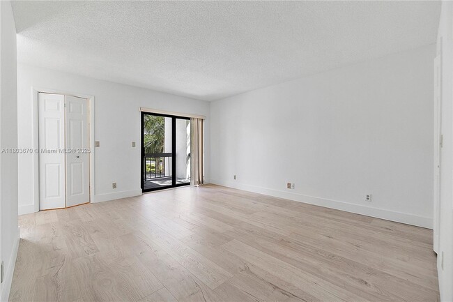 Building Photo - 398 Fern Dr