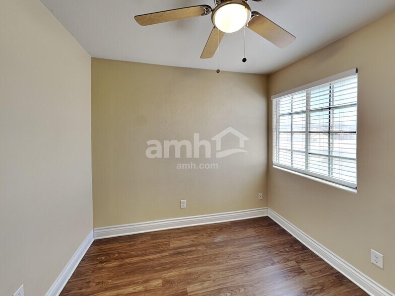 Building Photo - 203 Mariposa Way