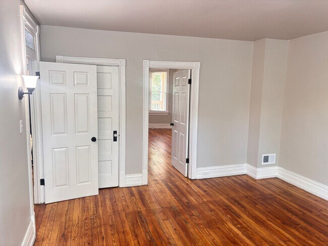 Building Photo - 4 Bedroom, 2 Full Baths Harrisburg House for Rent