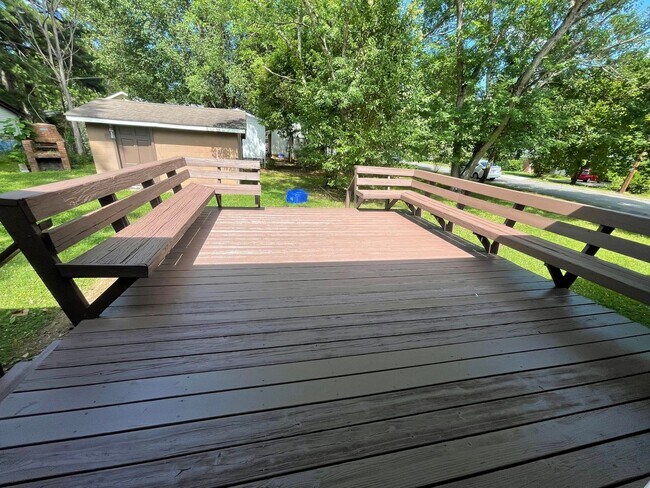 Building Photo - Beautiful 3 bedroom house with wood floors...
