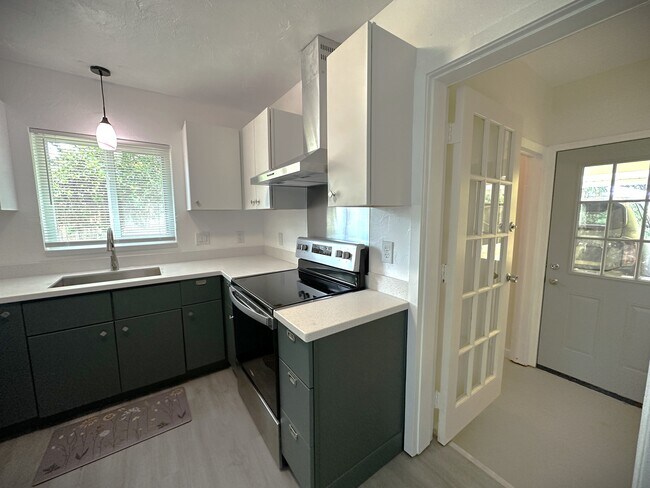 Building Photo - 2275 Hawthorne St