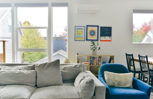 Building Photo - Modern 3 bed/ 2.5 bath townhome in Ballard!