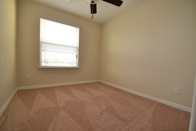 Building Photo - Gorgeous Lake View 3 BR 2.5 bath Luxury To...