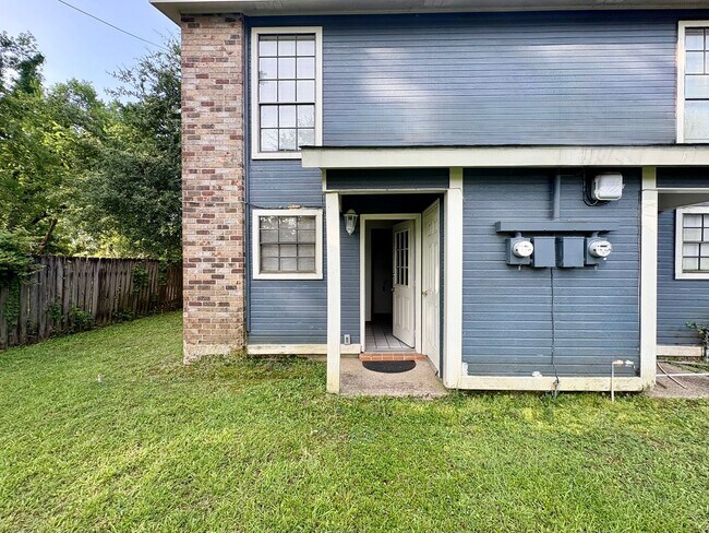 Building Photo - 1147/1149 Willow Creek Dr
