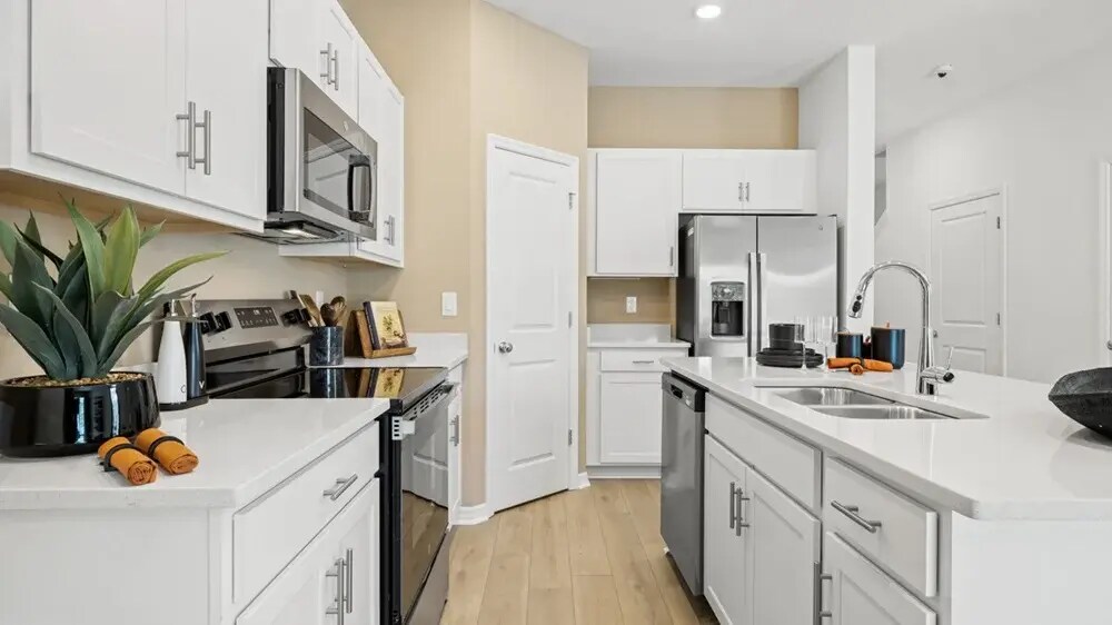 Kitchen with new appliances - 7129 Pinelit Cv