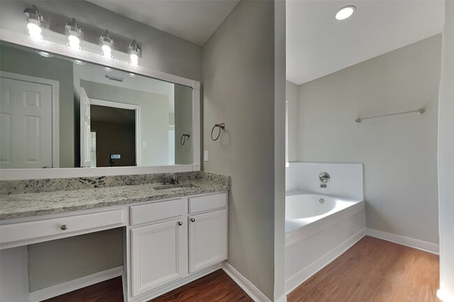 Building Photo - 1210 Colonial Heights Dr