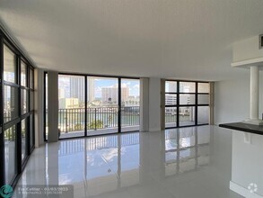Building Photo - 400 Leslie Dr