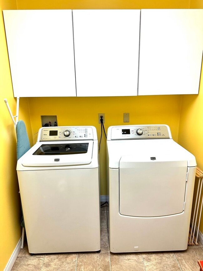 Building Photo - 3 Bedroom 2 Bathroom Lakewood House with Private Backyard down the street from Lakewood High School