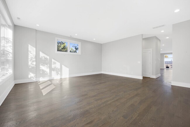 Building Photo - 562 W 18th St