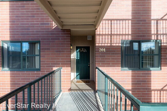 Building Photo - 2 br, 2 bath House - 300 Col Pt Dr C-201