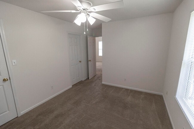 Building Photo - 3322 E St Charles Rd